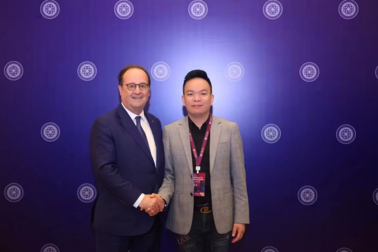 The general manager poses for photos with leaders from various countries