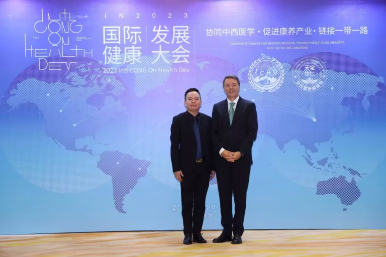 The general manager poses for photos with leaders from various countries