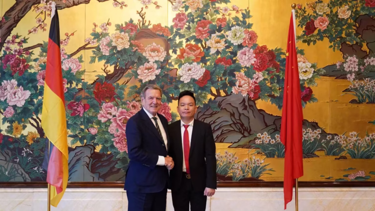 The general manager poses for photos with leaders from various countries