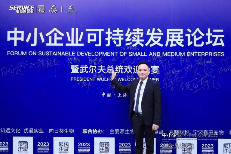 The general manager poses for photos with leaders from various countries
