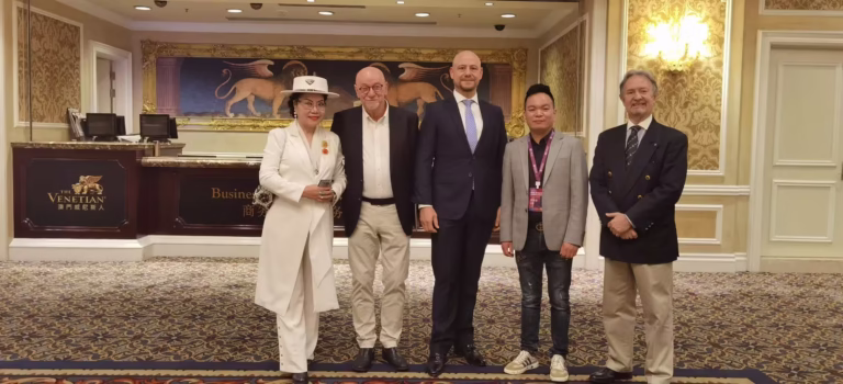 The general manager poses for photos with leaders from various countries